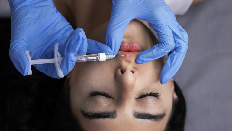 Skinboostery czy mezoterapia – czym się różnią i co wybrać?