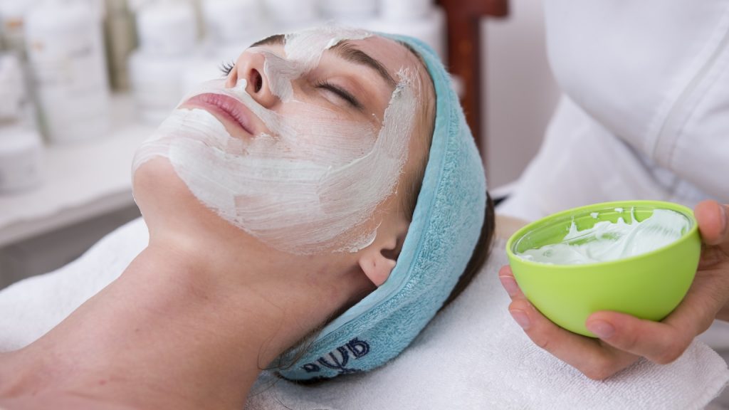 Masaż twarzy czy botox - co wybrać na 30+?