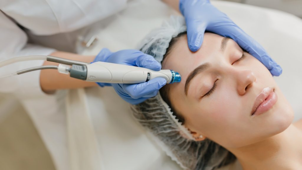 Skinboostery czy mezoterapia - co wybrać na 25+?